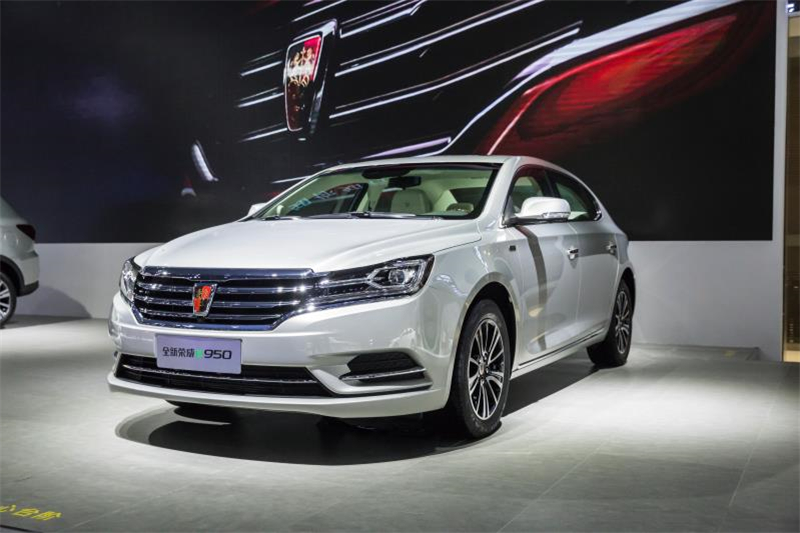 全新榮威950、榮威e950定義“高級(jí)轎車(chē)” 成都車(chē)展亮相售價(jià)16.88萬(wàn)起 互聯(lián)網(wǎng)汽車(chē)上市一周年 系統(tǒng)升級(jí)帶來(lái)顛覆式進(jìn)化